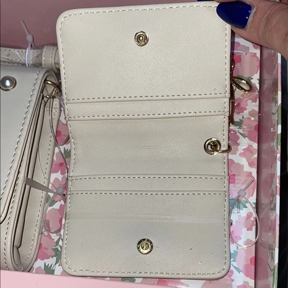 Betsey Johnson Off White and Gold Sybil Floral Set - Picture 9 of 13